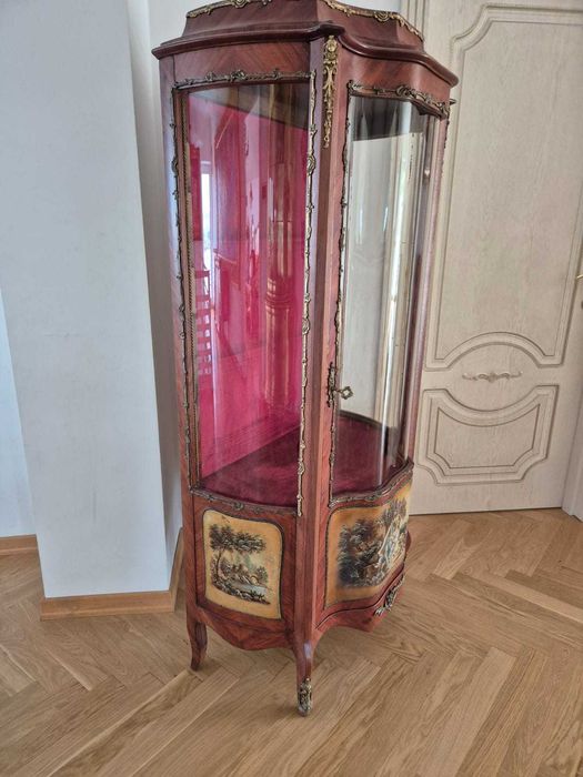 Vitrină pictată cu intarsii