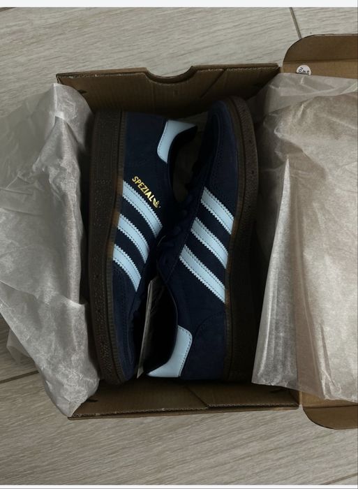 продам кроссовки Adidas