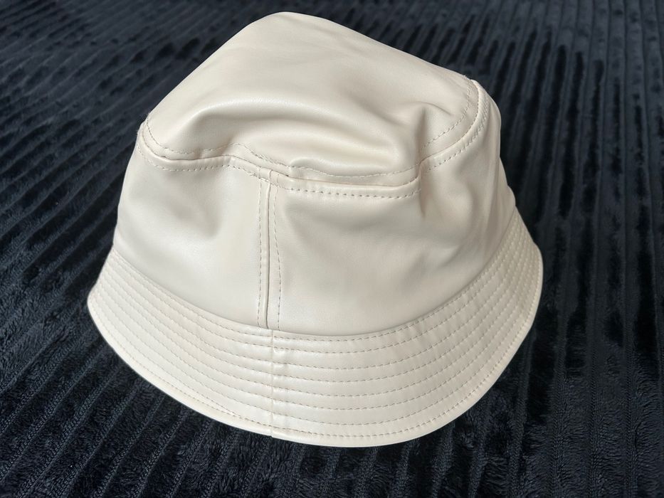 Шапка в нежно бежево