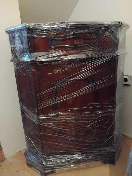 Продавам ъглова холандска витрина