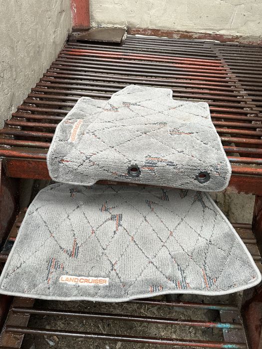 Продам коврик полик в багажник  Toyota Land Cruiser 200