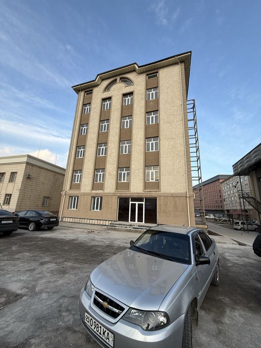 Жиззах шахрида, 102 олдида. Ижарага берилади 6-этажле бино