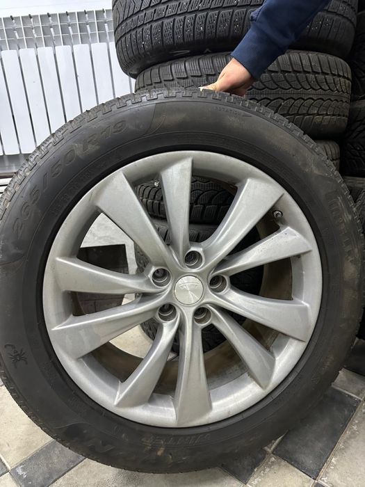 Резина с дисками на Tesla model X