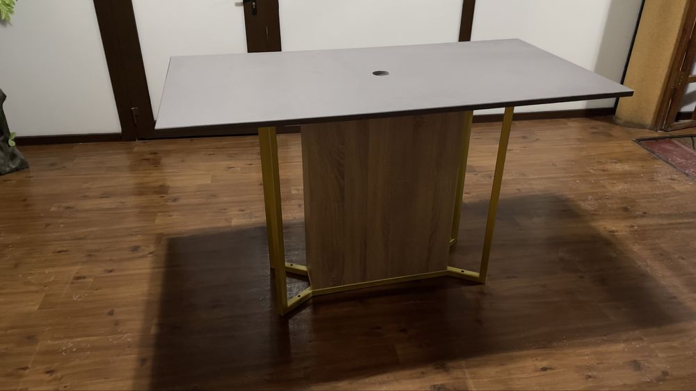 Стол с искусственным камнем