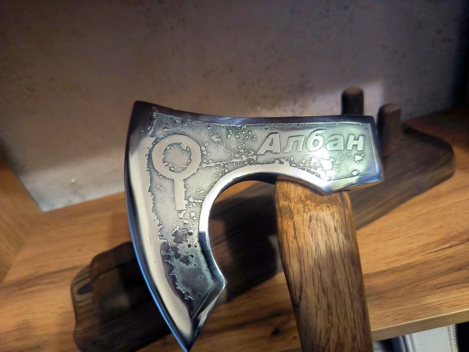 Отличный подарок. Топор.