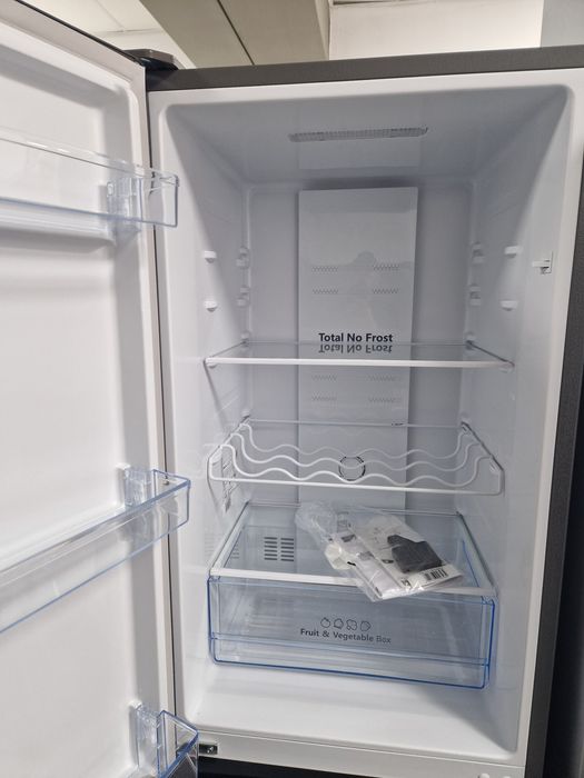 Хладилник с фризер Hisense A++ Нов 55 см