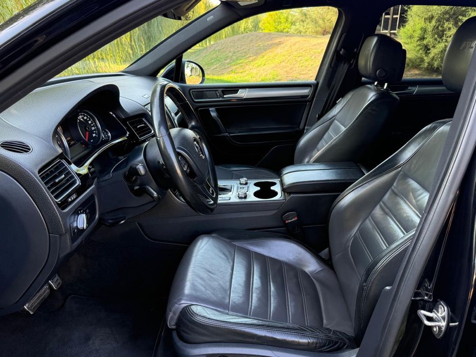 === Vând Volkswagen Touareg R-Line ===