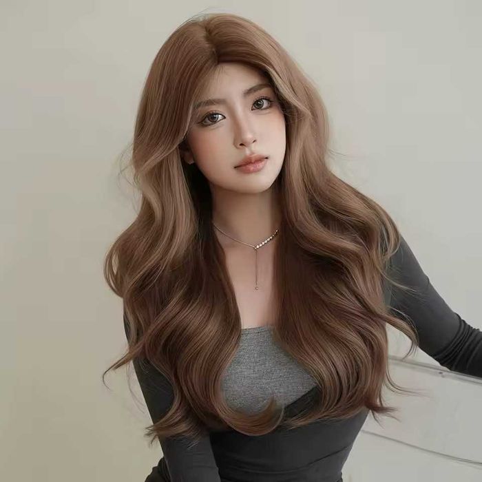 Светло кафява перука с руси фини кичури и дълъг бретон