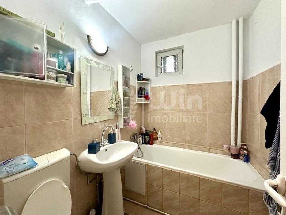 Persoană fizică, vând apartament de 2 camere semidecomandat