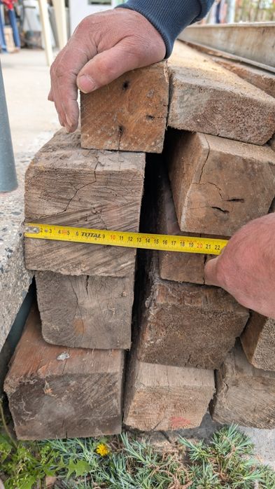 Дървени греди на различни размери подходящи за колони