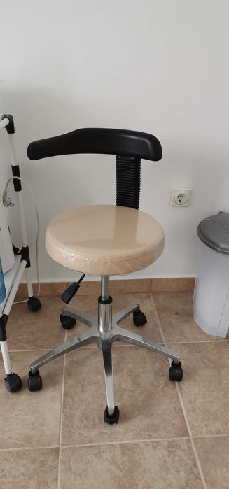 Продавам стоматологичен стол в гаранция вкл. компресор и периферия