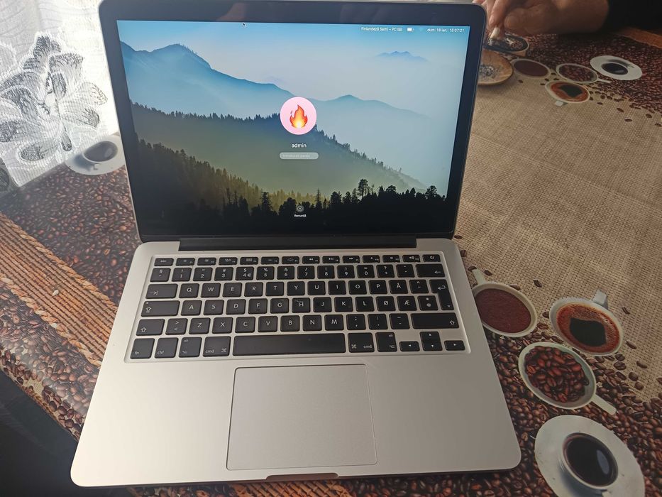 Vând macbook pro 13 an 2015