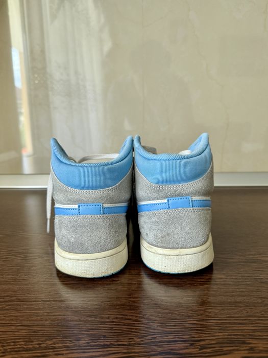 Jordan 1 mid University Blue