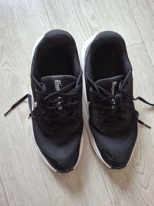 Кроссовки спортивные