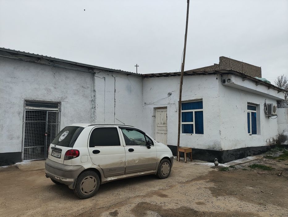 Нотурар бино сотилади.