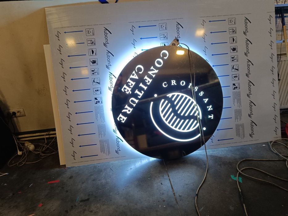 Firma luminoasă dibond