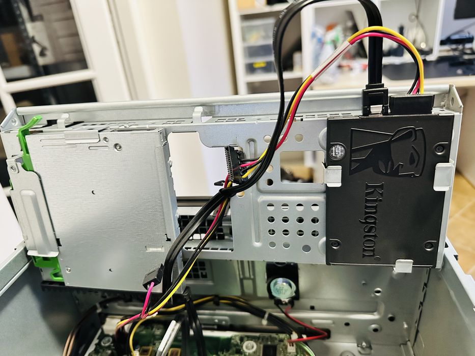 Unitate HP ProDesk 400 G4 I7-7700 8GB DDR4 256 SSD Win 10 Pro OEM