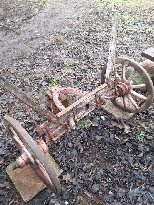 Заден мост от дървена каруца с колела за направа на оръдие