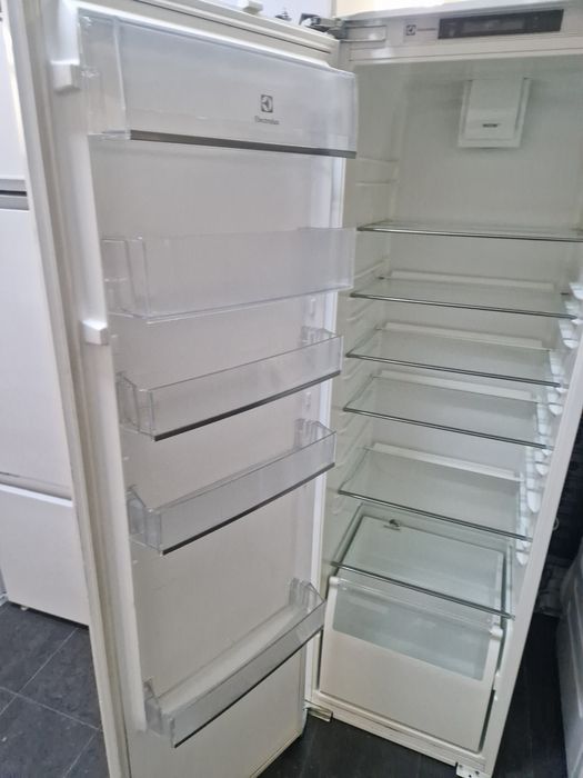 Хладилник за вграждане Electrolux A++ 320 литра