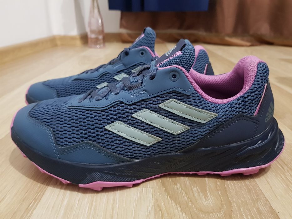 Adidasi Adidas marimea 40