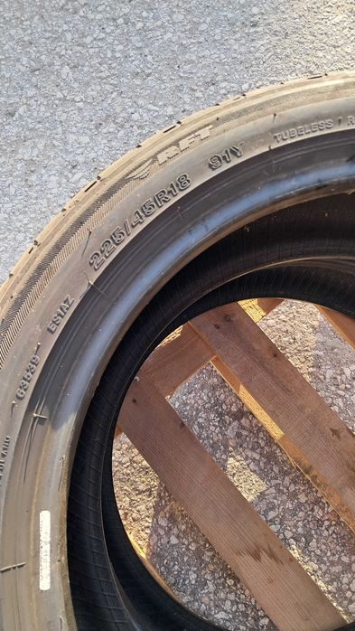 Гуми Bridgestone 18"- спорт пакет, размер 225/45 R18.