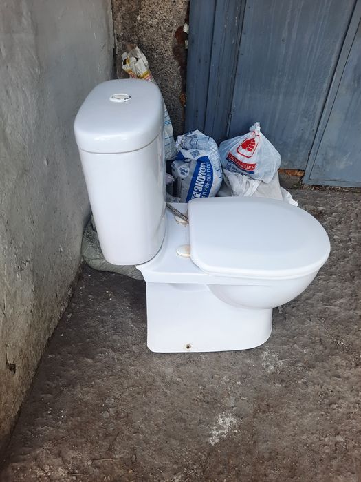 Унитаз продам б/у рабочий.