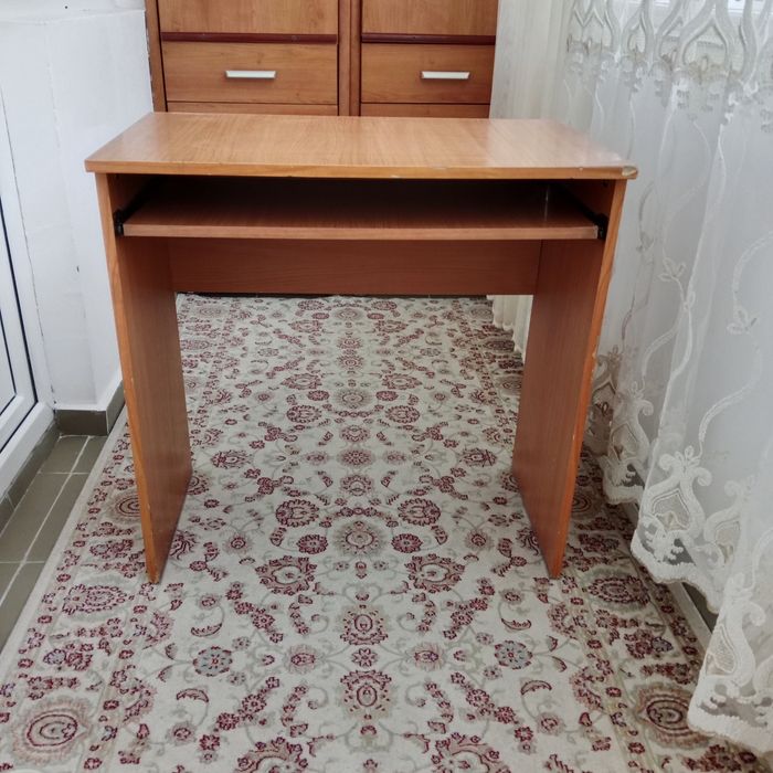 Продам столик 8000тг и два комплекта постельного белья по 2500тг