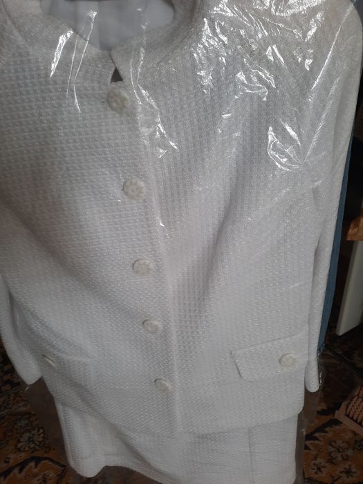 Костюм женский юбочный белый