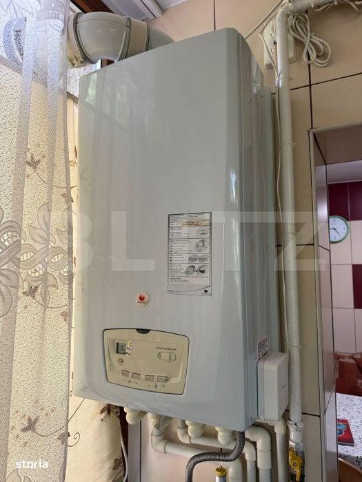 Apartament 3 camere, decomandat, etaj 2/4, 64.70 mp, zona Piata Centra