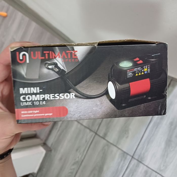 Minicompresor cu manometru conectare bricheta.
Este nou primit cadou.