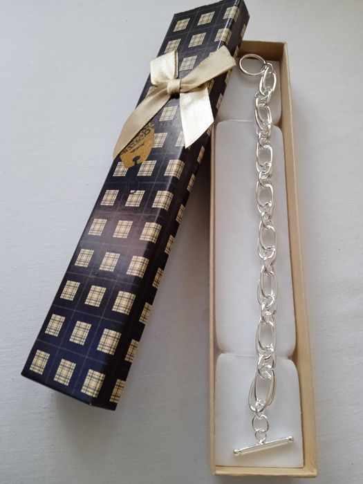 Масивна,нова, сребърна гривна. В кутия/