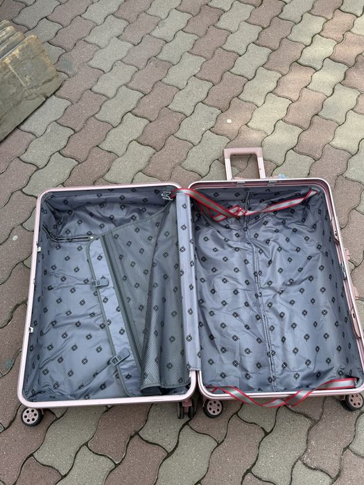 Продам чемоданы