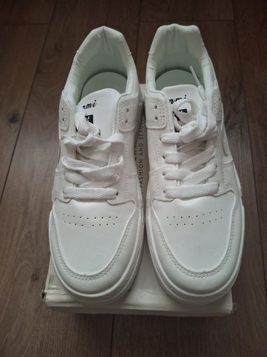 Кроссовки женские