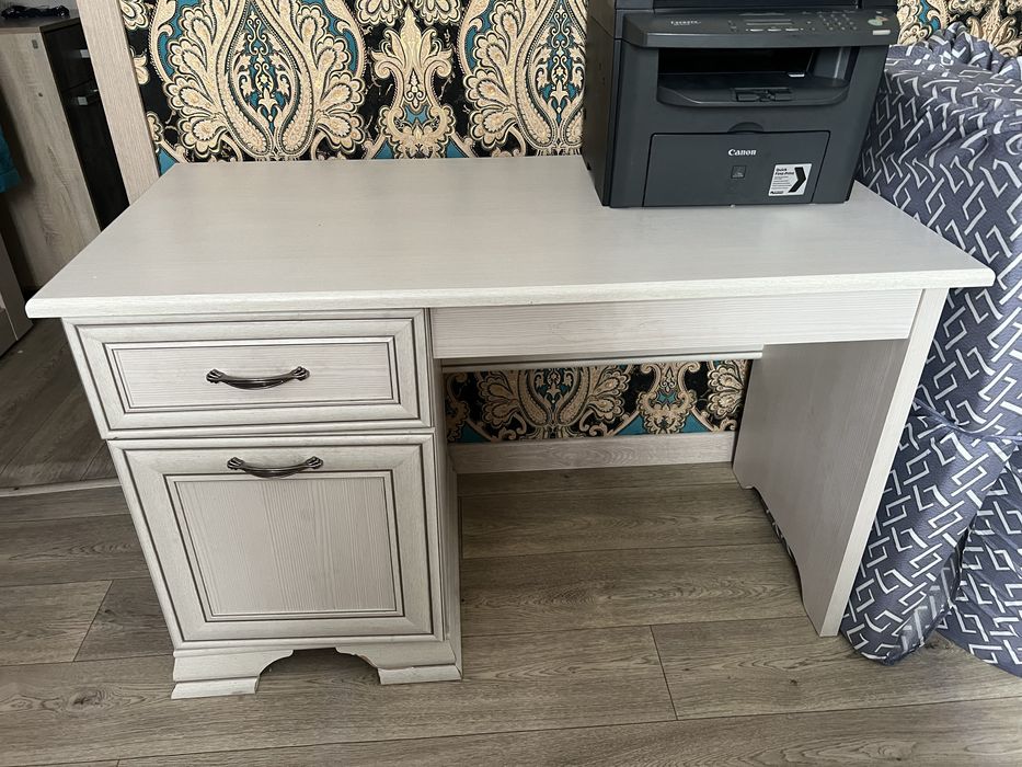 Продам столик в хорошем состояний