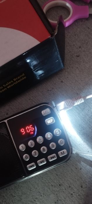 Радио, блутутколонка и фенер в едно