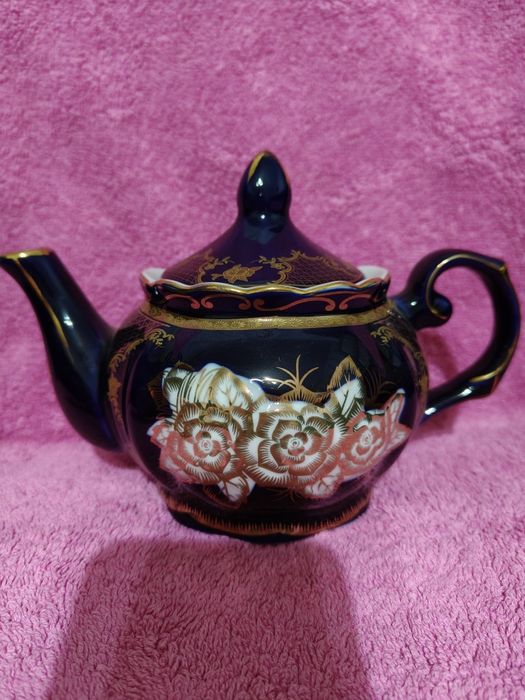 Новые чайники для заваривания чая, кофе и комплект чашек.