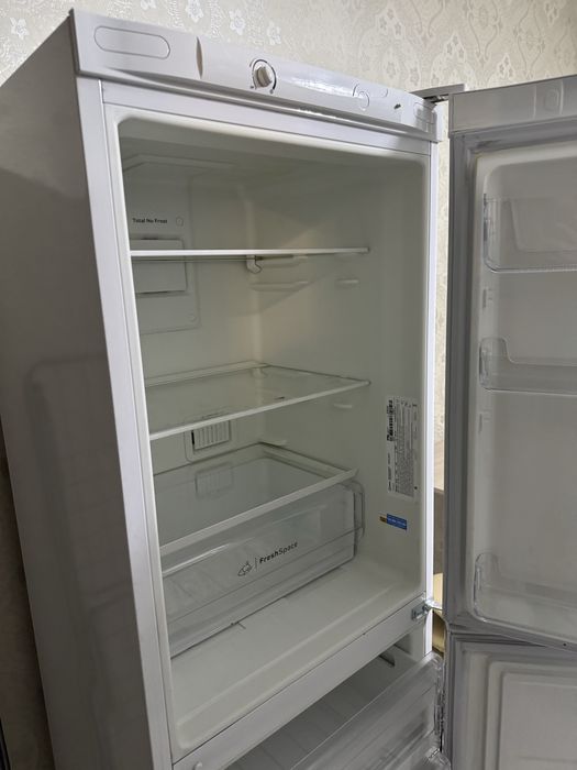 Холодильник Indesit б/у, работает только морозильник
