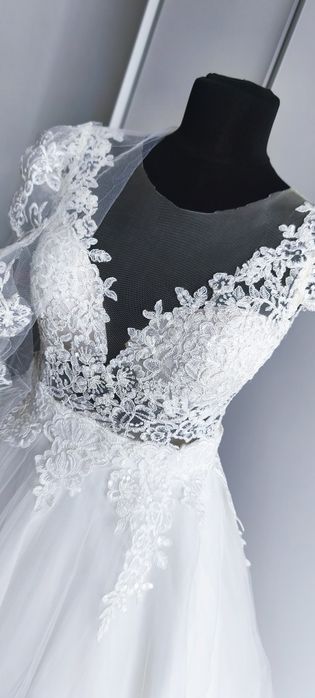 Rochie de mireasa 
O singura purtare,marime s-m
Curățare profesi