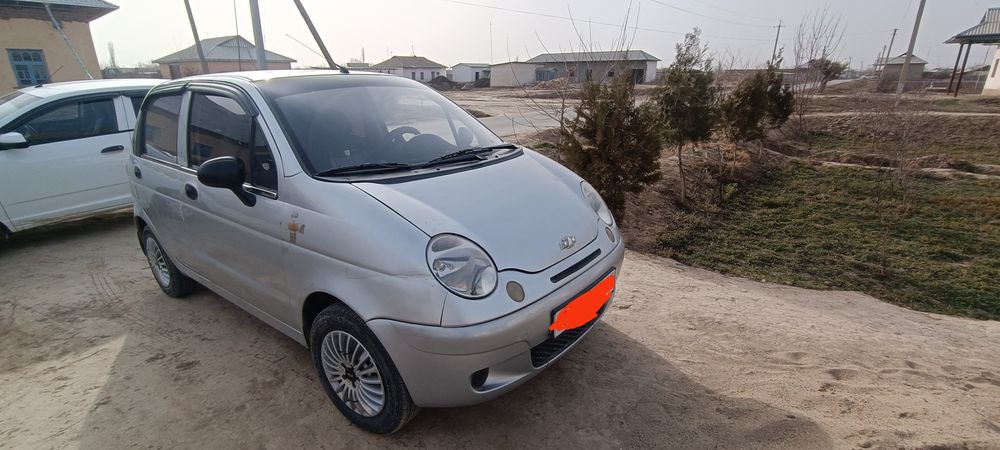 Moshina bir qoʻl minilgan