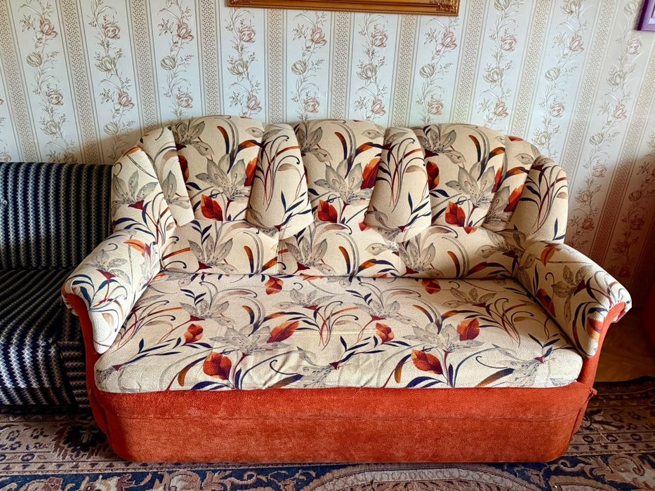 Продам диван 2-местный