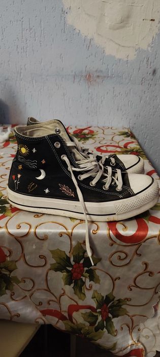 Adidași și blugi