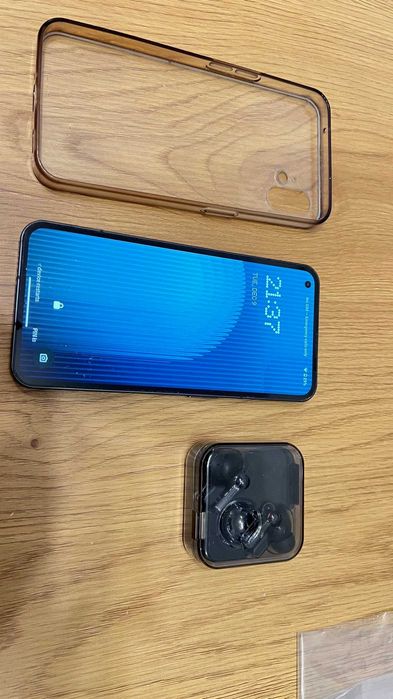 Nothing Phone (1) si Nothing Ear (1)