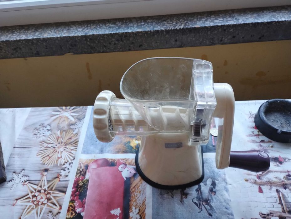 Продавам месомелачка Lurch