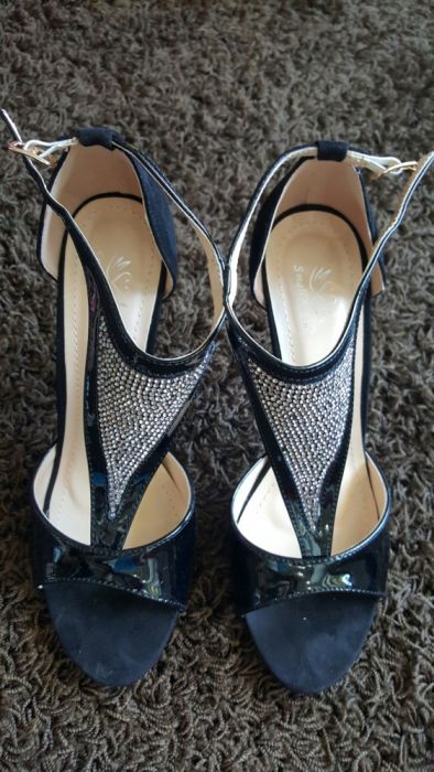 sandale negre gen Zara