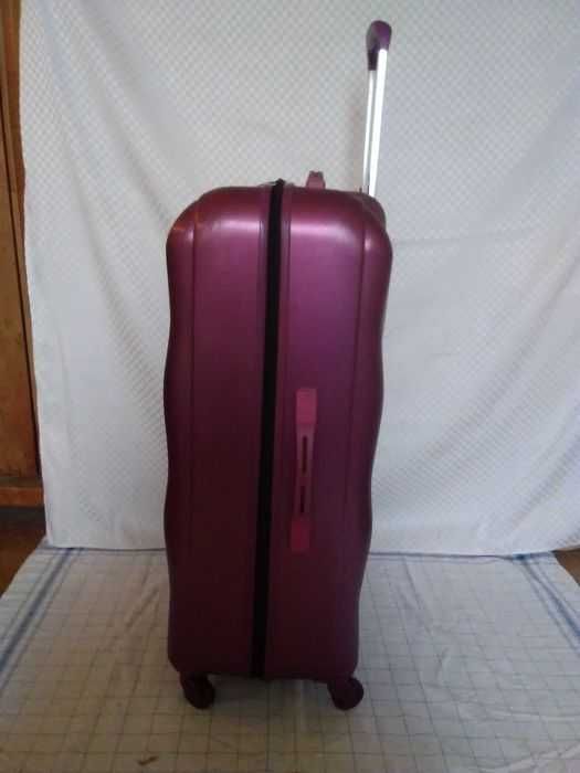 Голям твърд куфар с колелца и телескопична дръжка