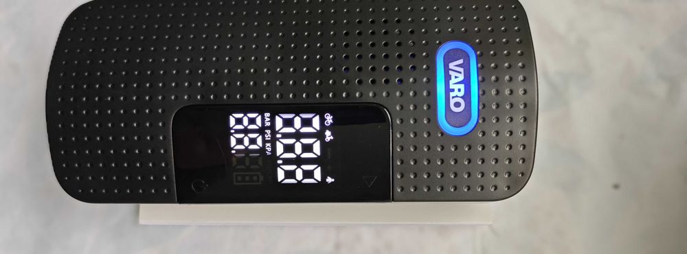 VARO – Безжична въздушна помпа 8V, 150 PSI, фенер, приставки