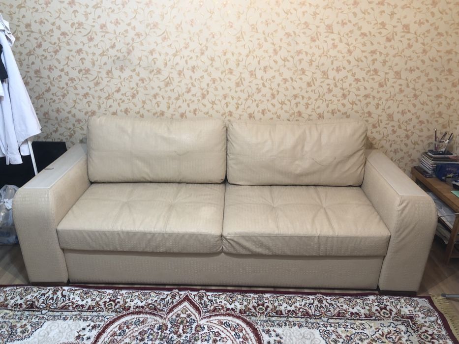 Стильный двухместный диван в классическом стиле