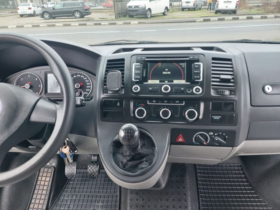 VW Transporter T5  Modelul Lung 2013 8+1 Locuri