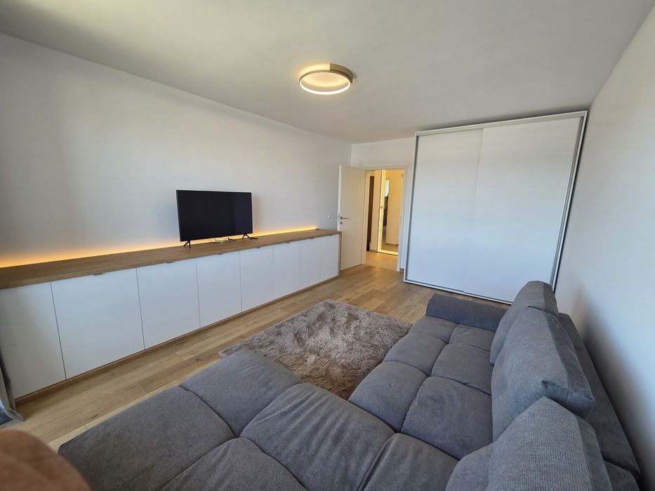 Inchiriez apartament cu 3 camere