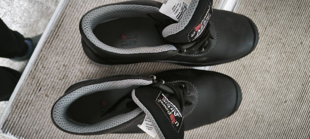 Работни обувки с метални бомбе.